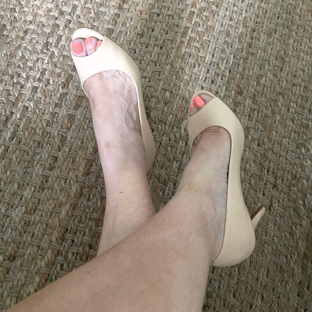 Perfect Brushed Nude Peep Toe pumps